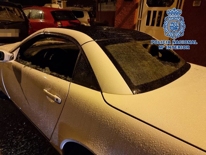 Uno de los coches dañados en el suceso