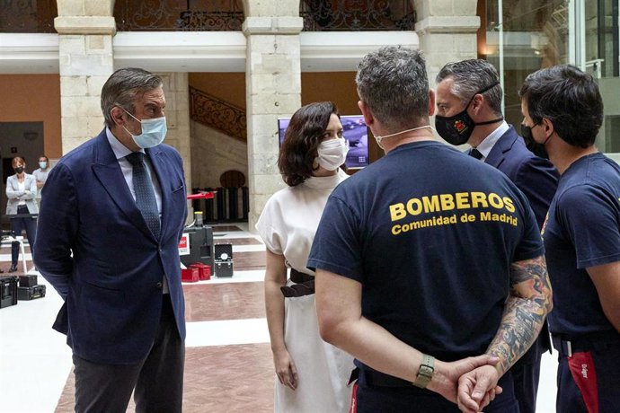 Acompañada del director de la Agencia de Seguridad y Emergencias de la Comunidad de Madrid Madrid112, Carlos Novillo (3i) y del consejero de Presidencia, Justicia e Interior del Gobierno regional, Enrique López (1i)