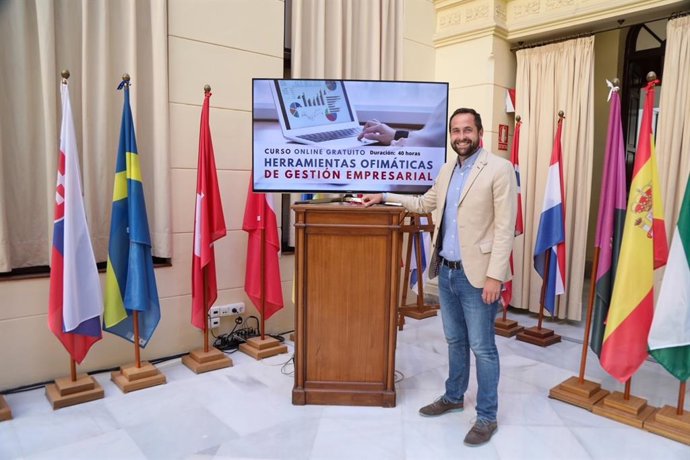 El concejal de Educación, Juventud y Fomento del Empleo, Luis Verde, en rueda de prensa