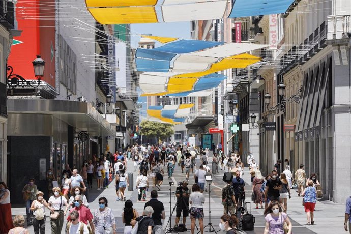 Archivo - Imagen de la calle Preciados desde la Puerta del Sol en Madrid (España), a 29 de junio de 2020. El calor pone desde este lunes en aviso a una quincena de provincias de Andalucía, Castilla y León, Castilla-La Mancha, Extremadura y Madrid, por t