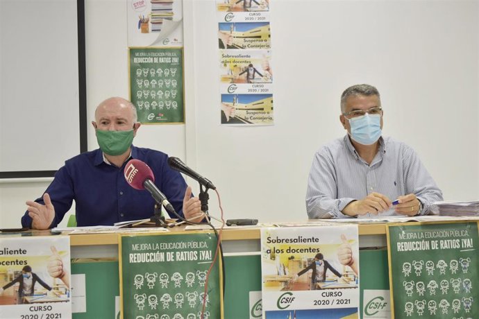 El presidente autonómico de CSIF Educación, José Antonio Ranz, y el responsable de Educación de CSIF Toledo, Enrique de la Rosa, en rueda de prensa.