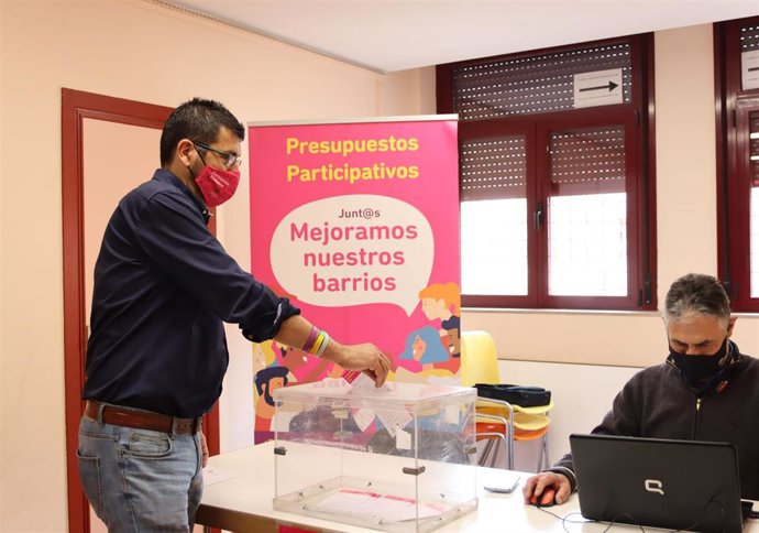 El concejal de Participación Ciudadana y Deportes, Alberto Bustos, vota en urna los Presupuestos Participativos.