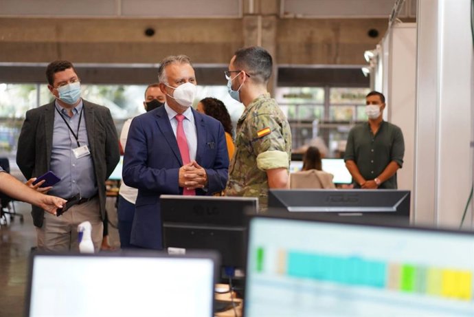El presidente de Canarias, Ángel Víctor Torres, en una visita a un centro de vacunación en el Recinto Ferial de Tenerife