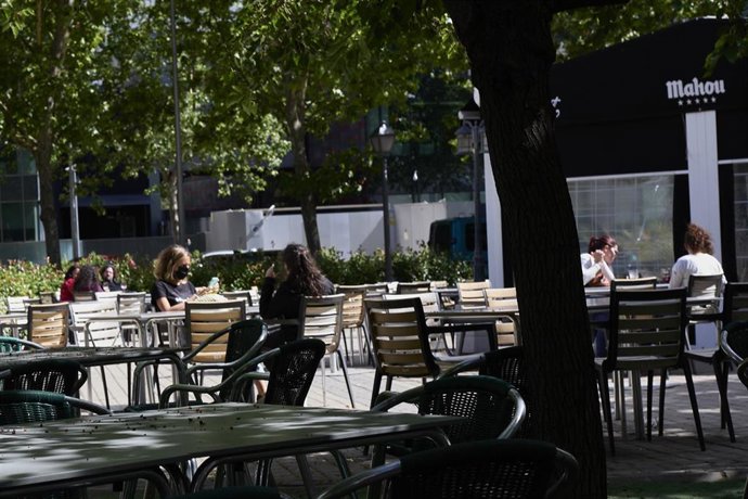 Varias personas en una terraza, durante el último fin de semana antes del término del uso de la mascarilla, a 20 de junio de 2021, en Madrid