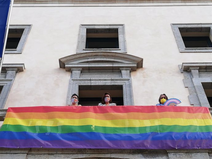 La Conselleria de Presidencia, Función Pública e Igualdad cuelga la bandera del arcoíris en apoyo al colectivo Lgtbi.