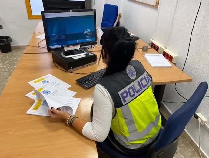 Detenido un menor por hacer montajes de carácter sexual con fotos de compañeras de instituto