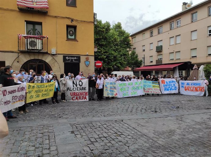 Una multitudinaria concentración protesta frente al Parlamento por el Plan de Atención Continuada del Gobierno