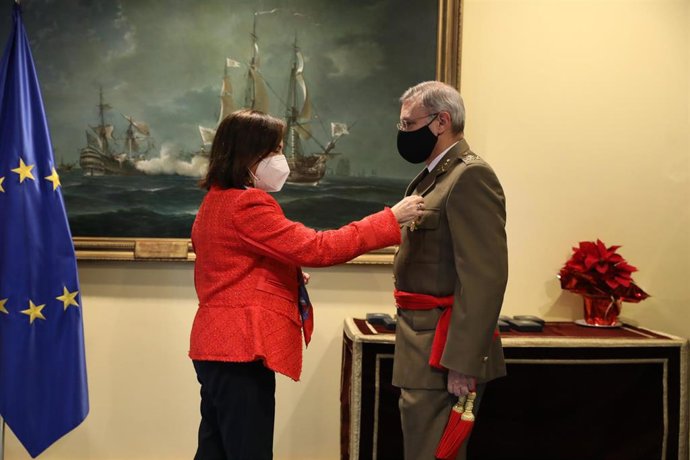 Archivo - La ministra de Defensa, Margarita Robles impone una medalla al teniente general Fernando José López Del Pozo por su actuación en la Operación Balmis