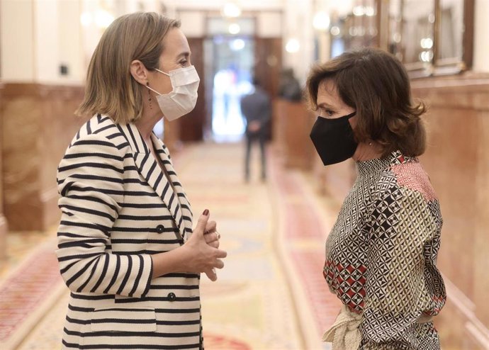 La portavoz del Grupo Parlamentario Popular en el Congreso, Cuca Gamarra (i); y la vicepresidenta primera y ministra de la Presidencia, Relaciones con las Cortes y Memoria Democrática, Carmen Calvo