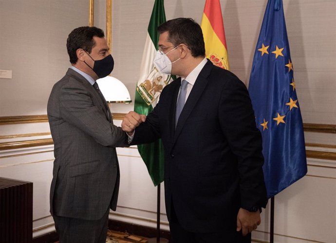 El presidente de la Junta, Juanma Moreno (i), recibe al presidente del Comité Europeo de las Regiones, Apostolos Tzizikostas (d), a 23 de junio del 2021 en el Palacio de San Telmo de Sevilla, Andalucía, España