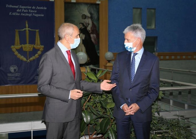 Reunión entre el vicelehendakari primero y consejero de Seguridad, Josu Erkoreka, con el presidente del TSJPV, Iñaki Subijana, en Bilbao