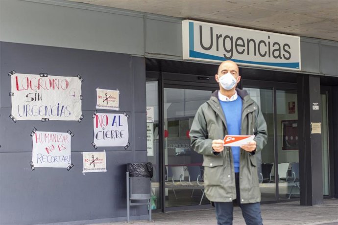 El concejal de Cs en Logroño, Ignacio Tricio, junto a las Urgencias del CARPA