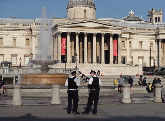 Archivo - 07 November 2020, England, London: Police officers patrol the Trafalgar Square on the third day of a four week national lockdown for England to combat the spread of coroanvirus (COVID-19). Photo: Yui Mok/PA Wire/dpa