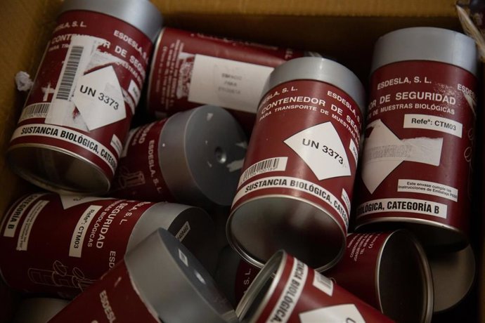 Archivo - Botes de sustancia biológica para la realización de la secuenciación de las muestras de coronavirus en una imagen de archivo.