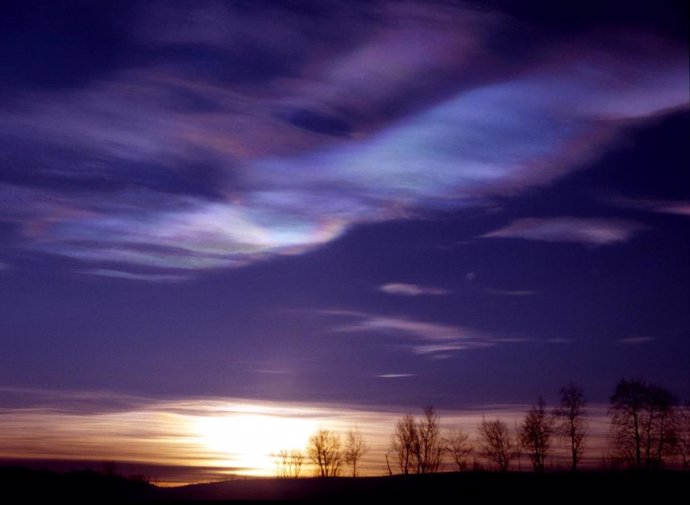 Las nubes estratosféricas sobre el Ártico, como las que se ven aquí sobre Kiruna, Suecia, proporcionan las condiciones ideales para las reacciones químicas que transforman el cloro en una forma que agota la capa protectora de ozono de la Tierra.