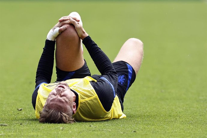 Luuk de Jong se duele de la rodilla izquierda durante el entrenamiento del martes de los Países Bajos