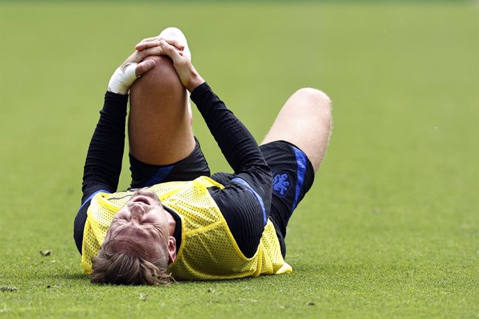 22 June 2021, Netherlands, Zeist: Netherlands player Luuk de Jong lies on the floor in pain during a training session of the Dutch national team on the KNVB campus. Jong has been ruled out of Euro 2020 with a knee injury and has left the Dutch training 