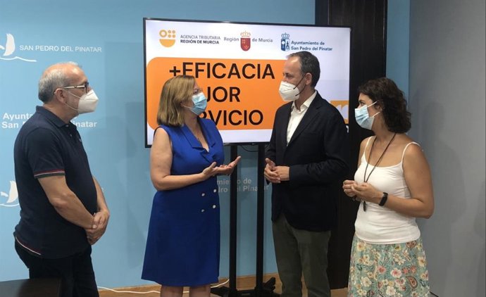 El consejero de Economía, Hacienda y Administración Digital, Javier Celdrán, y la alcaldesa de San Pedro del Pinatar, Visitación Martínez, informaron de la ampliación del convenio entre la Agencia Tributaria de la Región de Murcia y el Ayuntamiento