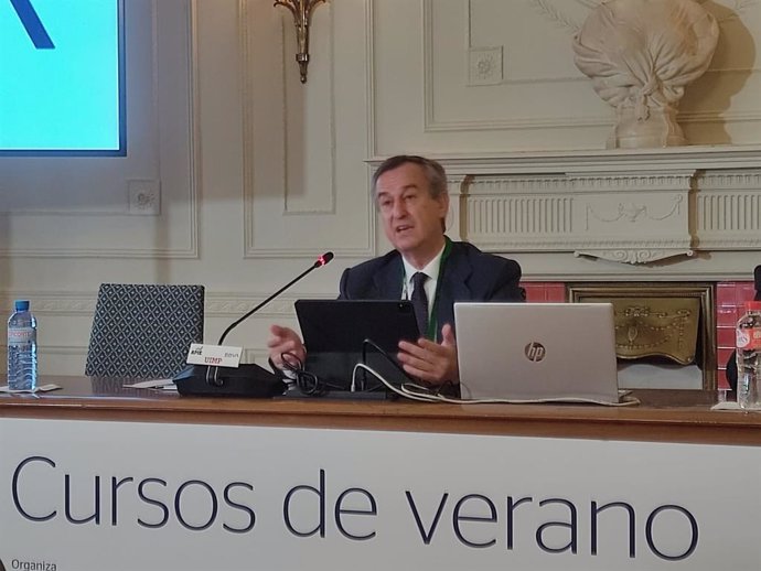 El consejero delegado del Banco Sabadell, César González-Bueno, en su intervención en los cursos de verano de la Universidad Internacional Menéndez Pelayo