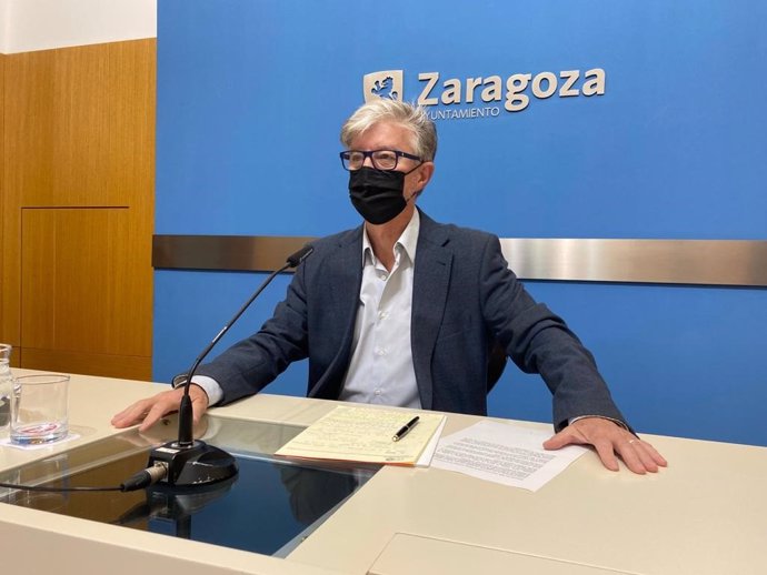 El portavoz del grupo de Zaragoza en Común (ZeC) en el Ayuntamiento de la capital aragonesa, Pedro Santisteve.