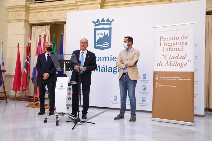 L alcalde de Málaga, Francisco de la Torre, acompañado por el concejal de Educación, Juventud y Fomento del Empleo, Luis Verde, durante la rueda de prensa para dar a conocer el fallo del Premio Internacional de Literatura Infantil Ciudad de Málaga