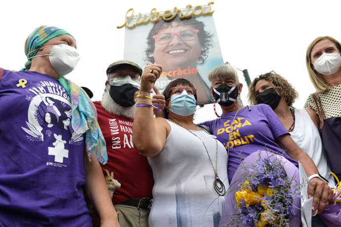La exconsellera de Trabajo, Asuntos Sociales y Familias de la Generalitat Dolors Bassa (ERC) sale de la prisión de Puig de les Basses con un ramo de flores, un día después de ser indultada por el Gobierno, a 23 de junio de 2021, en Figueres, Girona.