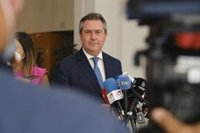 Espadas plantea "una nueva relación" de "diálogo" entre PSOE-A y PP-A que evite al Parlamento ser "rehén" de Vox