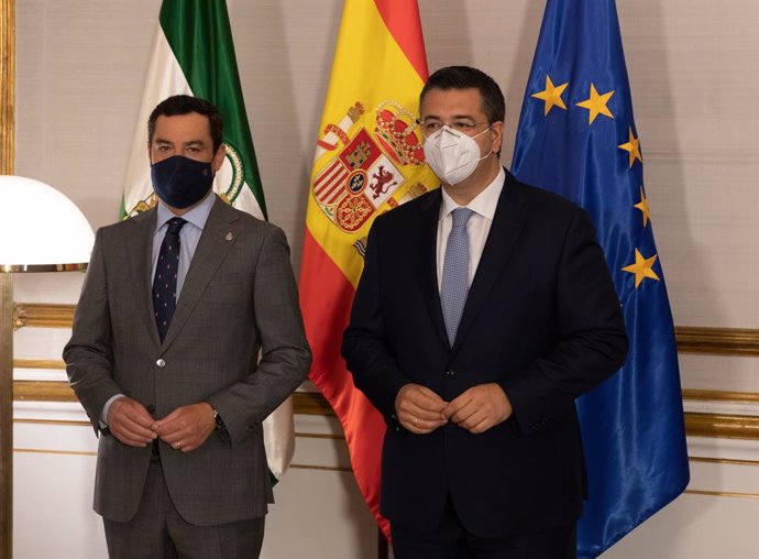El presidente de la Junta, Juanma Moreno (i), recibe al presidente del Comité Europeo de las Regiones, Apostolos Tzizikostas (d), a 23 de junio del 2021 en el Palacio de San Telmo de Sevilla, Andalucía, España