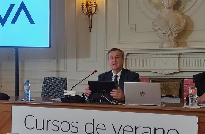El consejero delegado de Banco Sabadell, César González-Bueno, durante el seminario 'La economía de la pandemia' organizado por APIE y BBVA en la Universidad Internacional Menéndez Pelayo (UIMP) de Santander.