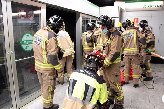 Prácticas de emergencias con bomberos en una estación del suburbano