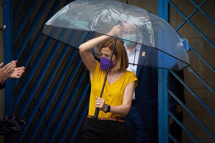 La expresidenta del Parlament Carme Forcadell saliendo de la cárcel de Wad Ras tras ser indultada