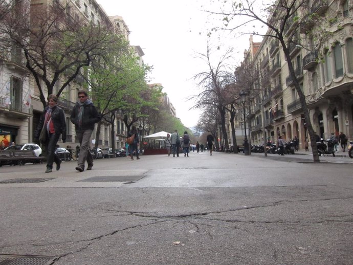 Archivo - Paseo central de la Rambla Catalunya en una foto de archivo