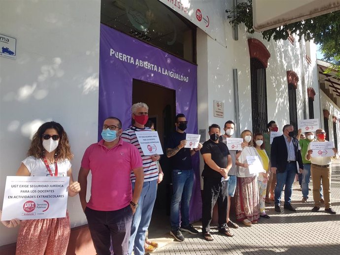 Sindicalistas de UGT Córdoba se concentran en apoyo a los profesores condenados por la muerte accidental de un alumno.