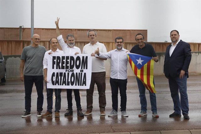 Oriol Junqueras,  Joaquim Forn, Josep Rull, Jordi Turull, Raül Romeva, Jordi Sànchez y Jordi Cuixart salen de la cárcel de Lledoners con el indulto.