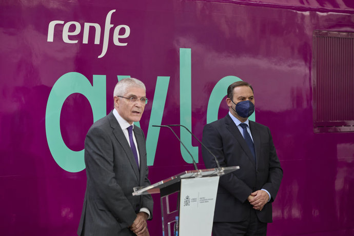 El presidente de Renfe, Isaías Taboas, y el ministro de Transportes, Movilidad y Agenda Urbana, José Luis Ábalos, en la Estación Madrid-Puerta de Atocha, a 23 de junio de 2021, en Madrid, (España). 