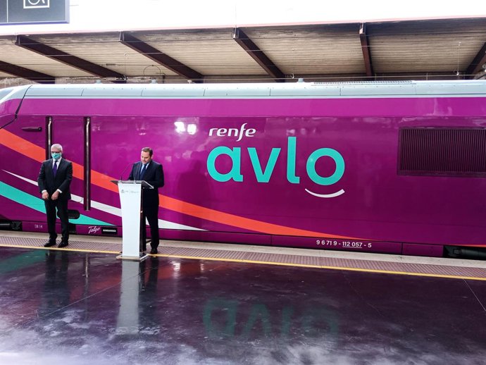 El ministro de Transportes, Movilidad y Agenda Urbana, José Luis Ábalos, y el presidente de Renfe, Isaías Táboas, en la presentación de Avlo