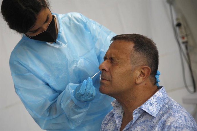 Archivo - Un sanitario hace un test de antígenos. 