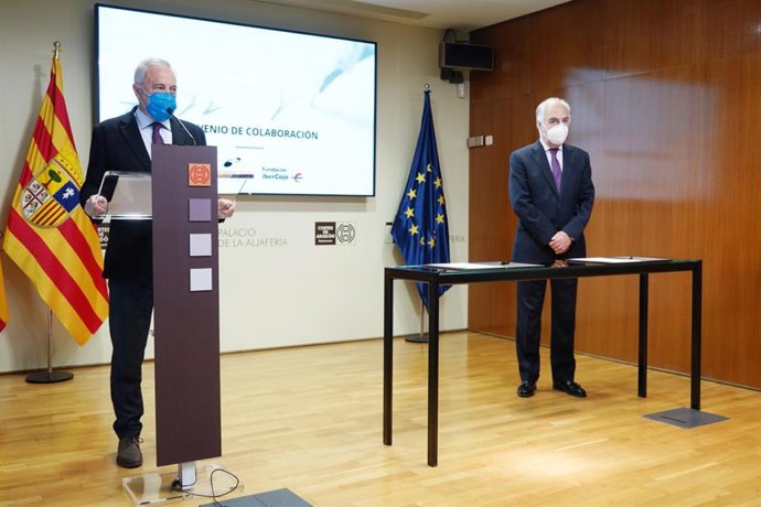 El presidente de las Cortes de Aragón y copresidente de la Fundación Giménez Abad, Javier Sada, y el director general de la Fundación Ibercaja, José Luis Rodrigo, renuevan la colaboración entre ambas entidades.