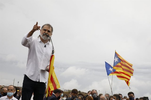 El president d'Òmnium, Jordi Cuixart, després de sortir de la presó de Lledoners.