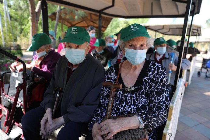 Archivo - Varios ancianos de residencias del Grupo Casaverde en Navalcarnero, Madrid, durante una visita al  Zoo Aquarium.