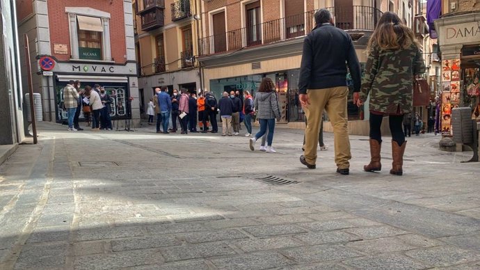 Archivo - Gente en calles de Toledo. Foto de archivo.