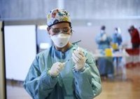 La retirada de las mascarillas en exteriores preocupa a los médicos cántabros, que piden prudencia