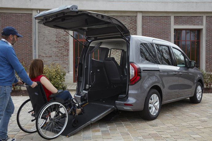 Archivo - Renault desvela nuevo Kangoo transformado para el Transporte de Personas con Movilidad Reducida.