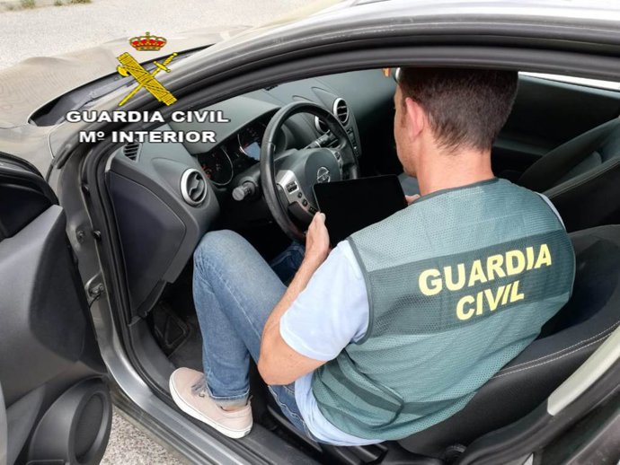 Un agente de la Guardia Civil