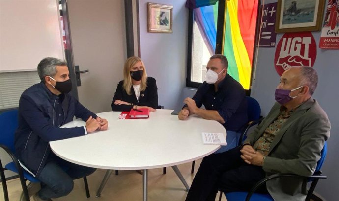 Los secretarios generales de UGT a nivel nacional y autonómico, Pepe Álvarez y Mariano Carmona, respectivamente, con  el vicepresidente del Gobierno y líder del PSOE de Cantabria , Pablo Zuloaga, y la secretaria de Organización del partido, Noelia Cobo