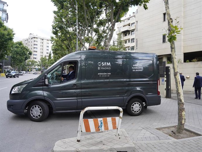 Furgoneta fúnebre sale de la casa de Mila Ximénez con los restos mortales de la colaboradora