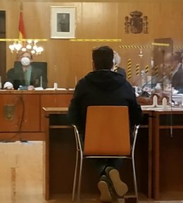 El agente de seguros, de espaldas, durante el juicio celebrado en la Audiencia de Valladolid.