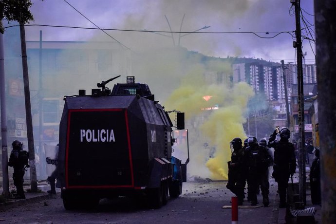 26 May 2021, Colombia, Pasto: Riot police try to disband demonstrators with tear gas during a protest against the government of President Ivan Duque Marquez. Photo: Camilo Erasso/LongVisual via ZUMA Wire/dpa