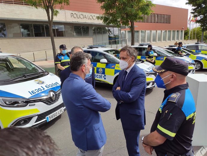El alcalde de Salamanca, Carlos García Carbayo (centro), en su visita a las dependencias de la Policía Local.