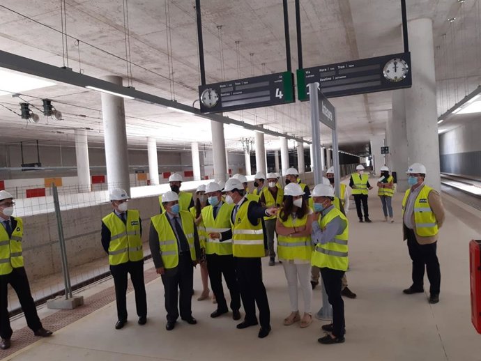 El director general de Adif Alta Velocidad (Adif AV), Juan Pablo Villanueva Beltramini, recorre las instalaciones de la nueva estación de Antequera, que afronta la última fase de su ejecución.